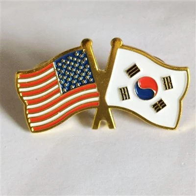 L-Istati Uniti u l-Korea t'Isfel Crossed Flag Lapel Pin Soft Enamel